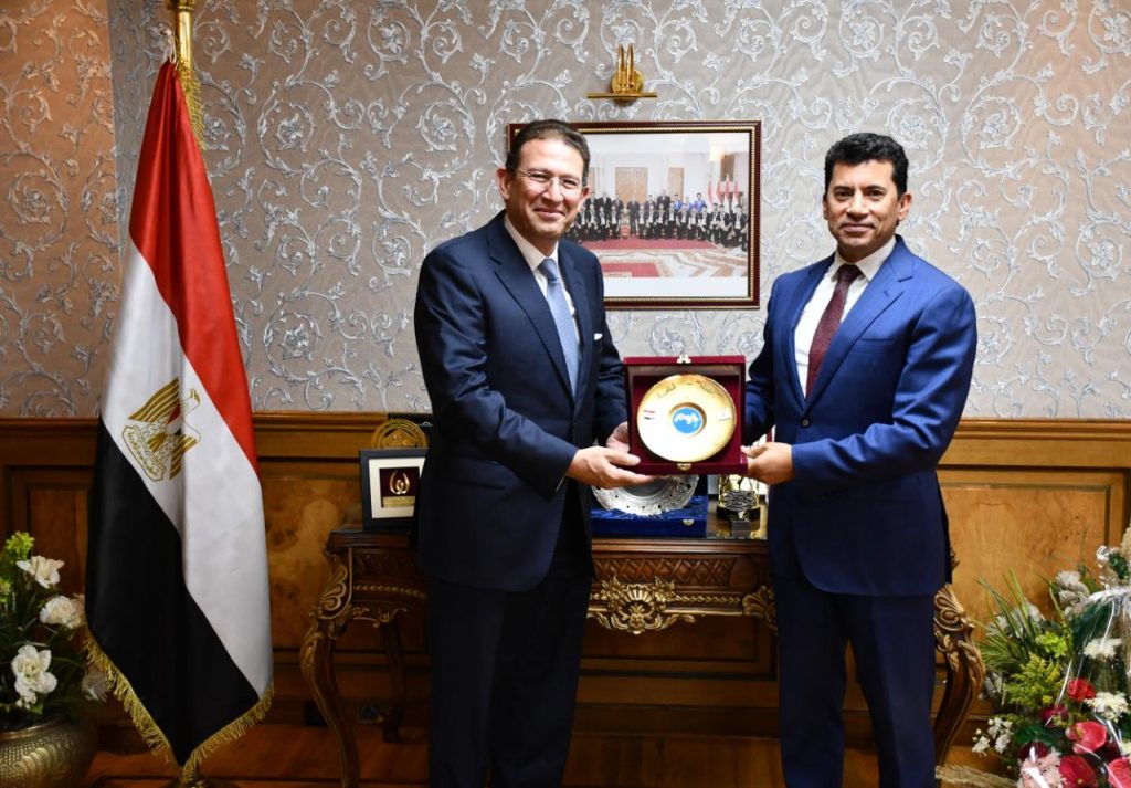 الرئيس التنفيذي لـ “QNB الأهلي” يلتقي وزير الشباب والرياضة لبحث التعاون المشترك