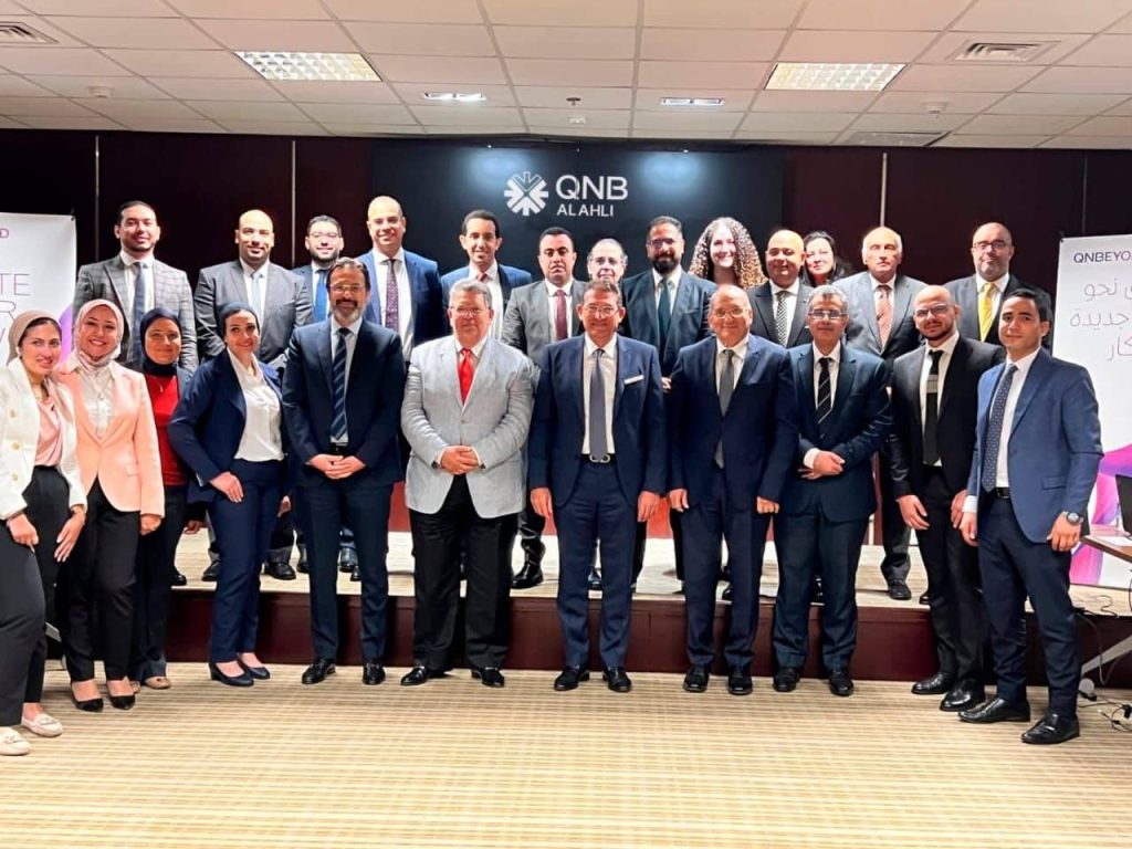 رئيس «QNB» الأهلي يجتمع مع لجنة الإبتكار بالبنك للاطلاع على الأفكار المبتكرة اجتماع محمد بدير المدير التنفيذي لبنك QNB الأهلي مع لجنة الابتكار