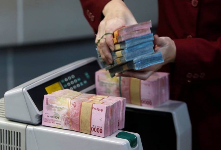 البنوك المركزية الآسيوية تقوم ارتفاع الدولار لوقف نزيف عملاتها