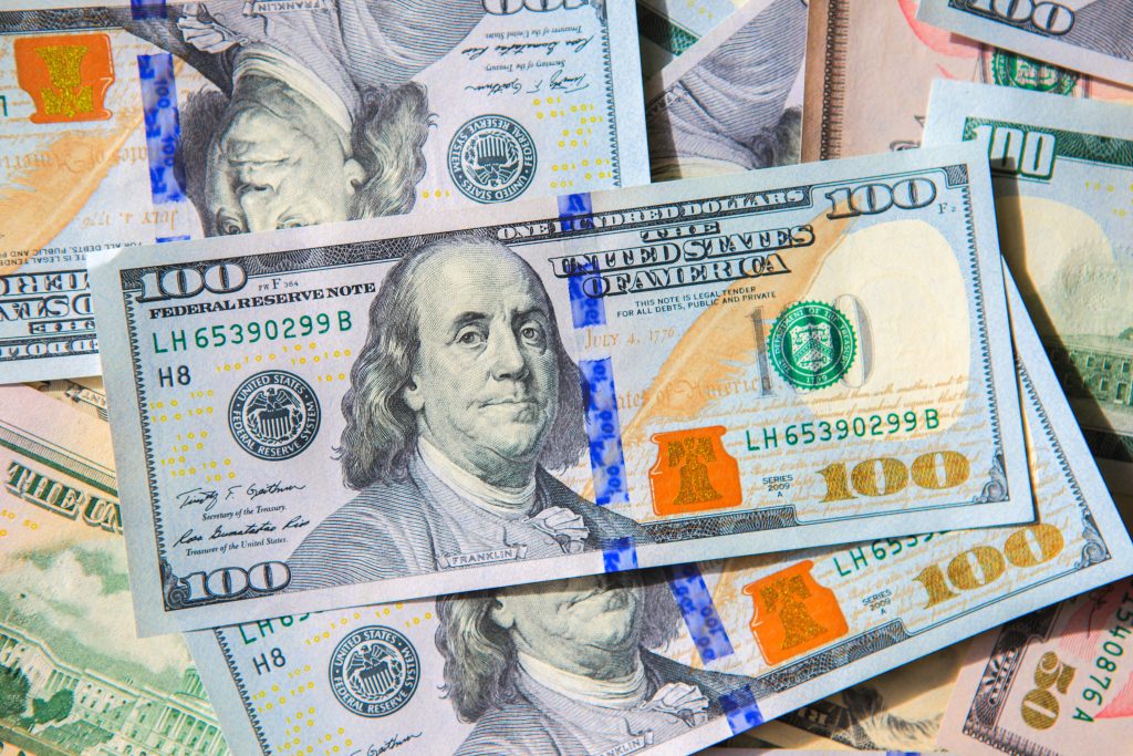 ارتفاع طفيف للدولار في عدد من البنوك خلال تعاملات اليوم ويسجل 19.47 جنيه الدولار الأمريكي