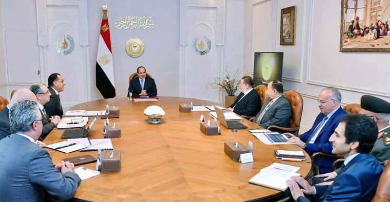 اجتماع الرئيس السيسي مع رئيس مجلس الوزراء ومحافظ المركزي وعدد من الوزراء