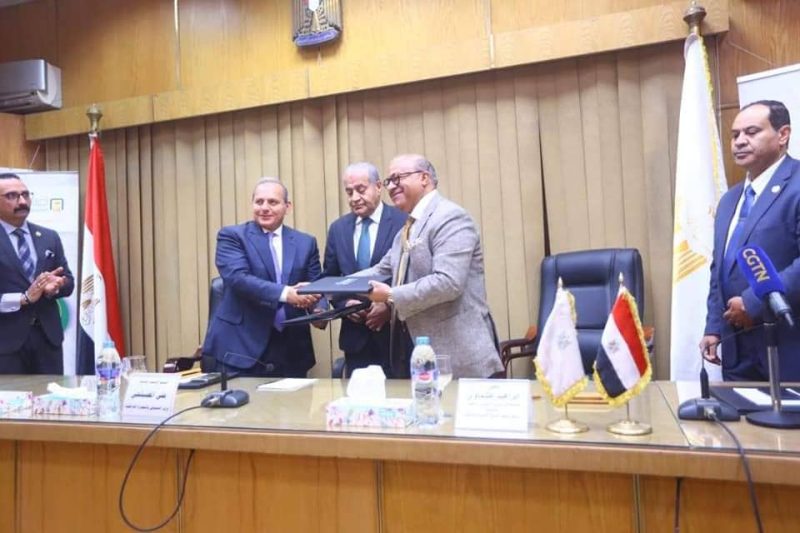 توقيع بروتوكول تعاون بين وزارة التموين ممثلة في الدكتور علي المصيلحي والبنك الأهلي المصري ممثل في هشام عكاشة عكاشة رئيس البنك