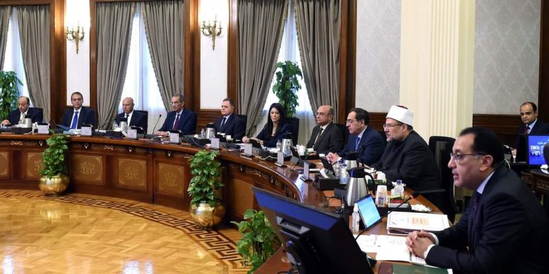 اجتماع رئيس مجلس الوزراء مع مسئولي البنك المركزي وعدد من الوزراء