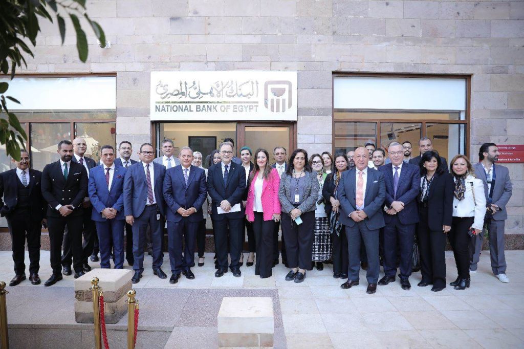 البنك الأهلي المصري يفتتح وحدته المصرفية المزدوجة بالجامعة الأمريكية بالقاهرة افتتاح الوحدة المصرفية المزدوجة للبنك الأهلي بالجامعة الأمريكية بالقاهرة