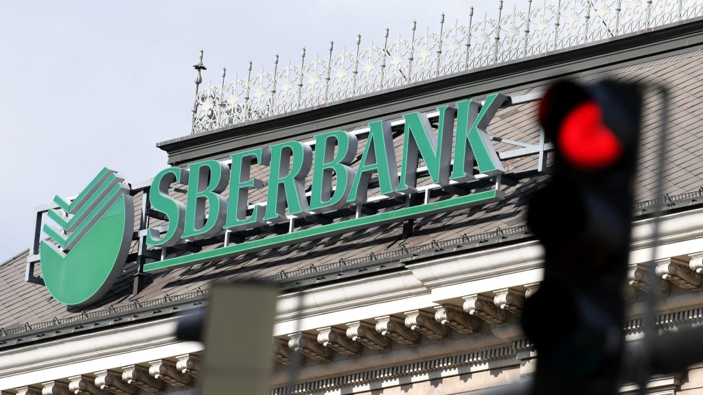 «Sberbank» أبرزهم.. بنوك روسية تختبر لصاقات «NFC» جديدة للدفع الإلكتروني