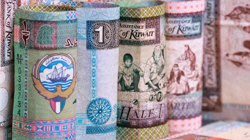 سعر الدينار الكويتي بالبنوك أمام الجنيه اليوم الأحد 14-4-2024 الدينار الكويتي