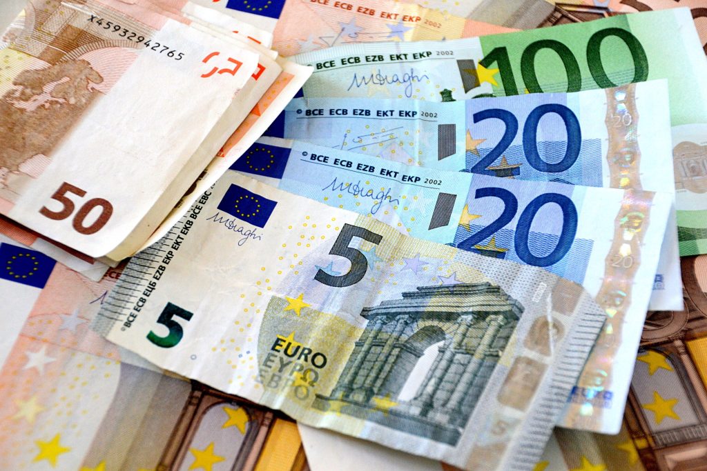 سعر اليورو بالبنوك أمام الجنيه اليوم السبت 18-5-2024 سعر اليورو بالبنوك أمام الجنيه