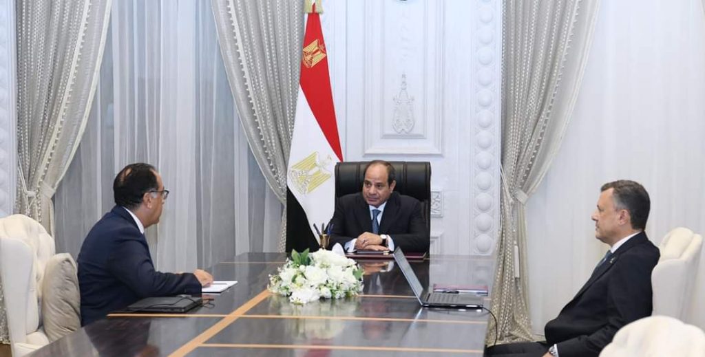 الرئيس السيسي يوجه بمواصلة العمل المكثف لتنشيط قطاع السياحة وزيادة استثماراته جانب من الاجتماع