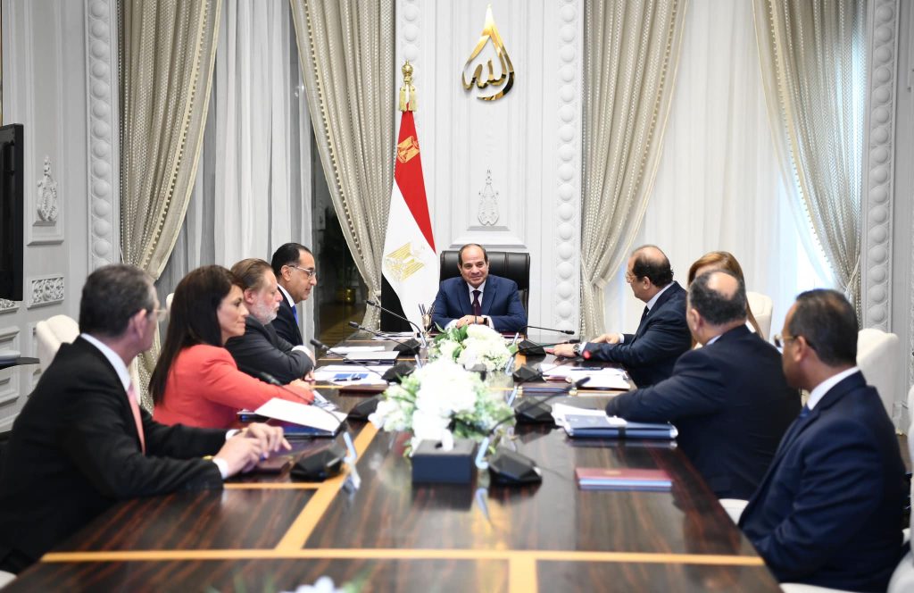 الرئيس السيسي يشدد على ضرورة استيعاب الضغوط التضخمية والاستمرار في تنفيذ الإصلاحات جانب من الاجتماع