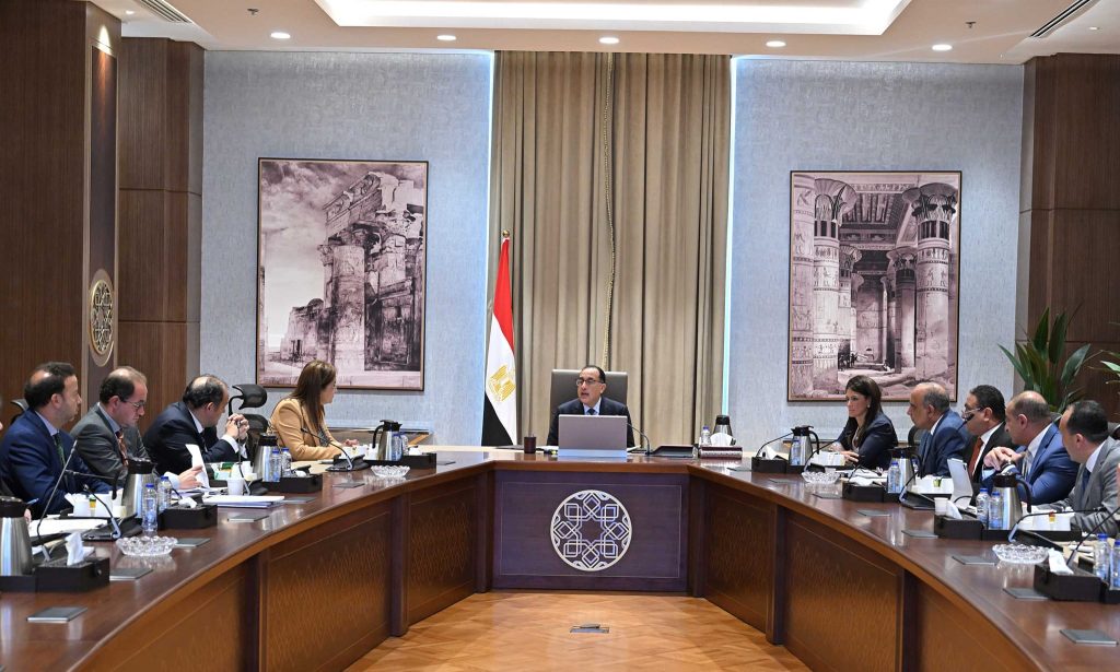 رئيس الوزراء يتابع الإجراءات المتخذة لخفض معدلات التضخم وسد الفجوة الدولارية جانب من الاجتماع