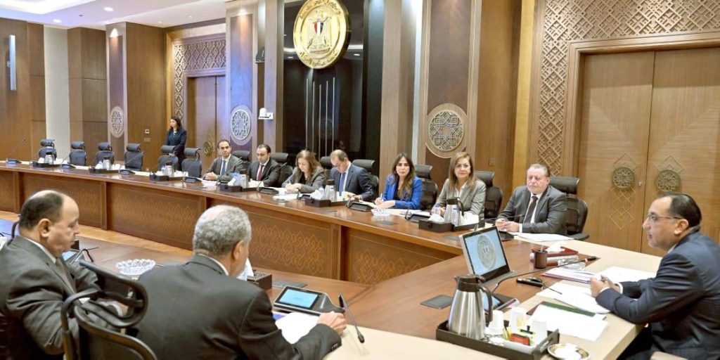 بحضور محافظ «المركزي».. رئيس الوزراء يتابع توافر مستلزمات الإنتاج والمُكون الدولاري اللازم لتعزيز احتياطيات السلع المستوردة جانب من الاجتماع