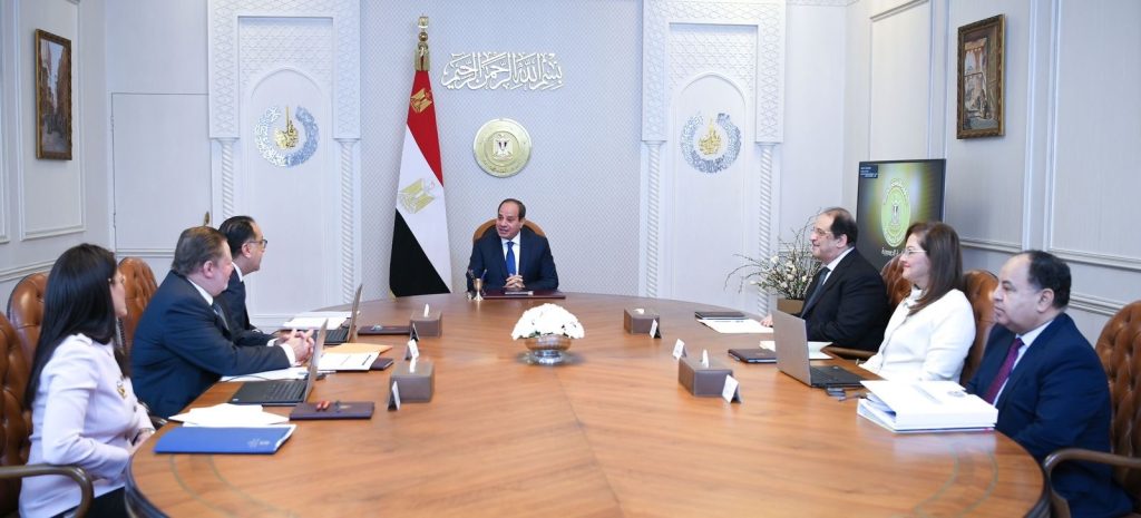 بحضور محافظ المركزي.. الرئيس السيسي يعقد اجتماعًا لمتابعة مستجدات الوضع الاقتصادي