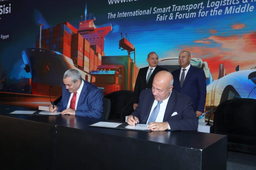 البنك الأهلي المصري يوقع بروتوكول تعاون مع جهاز تنظيم النقل البري جانب من مراسم التوقيع