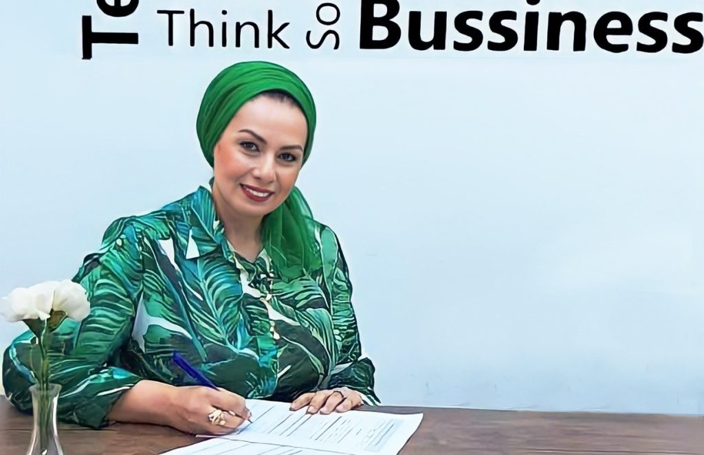 جرمين عامر توقع عقد نشر كتابها الثاني «50 لقطة ميتافيرسية» جرمين عامر