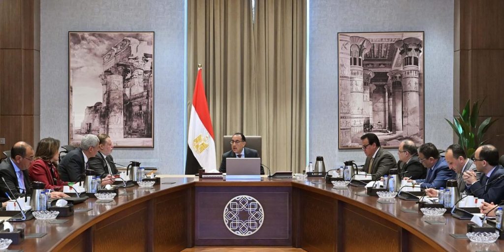 رئيس الوزراء يتابع موقف تدبير احتياجات القطاع الصحي بحضور محافظ البنك المركزي