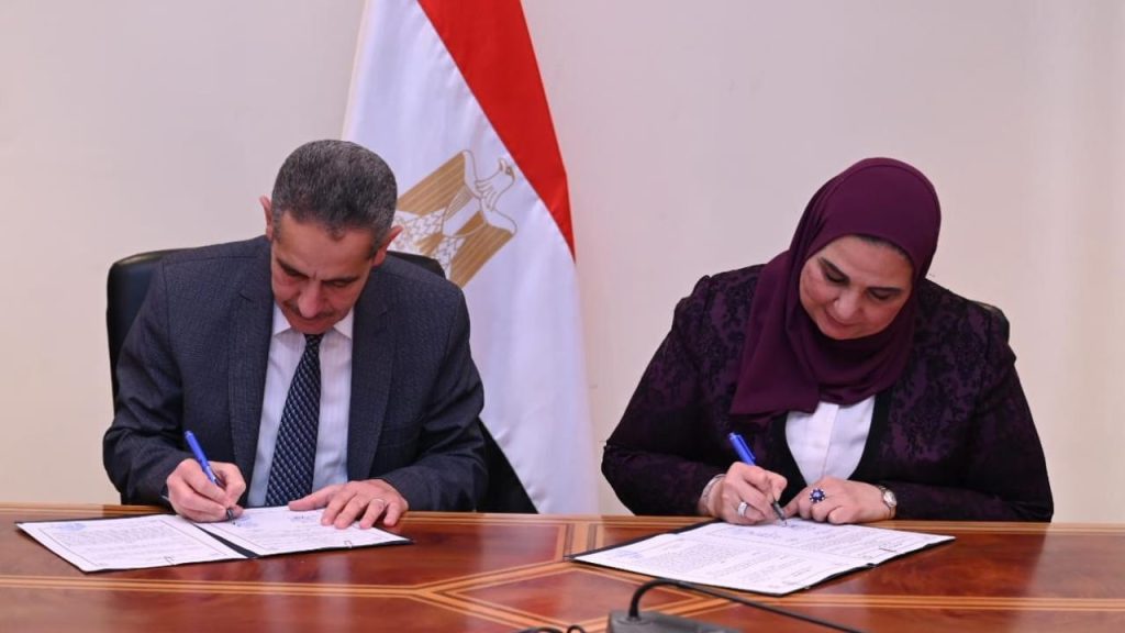 وزيرة التضامن ومحافظ الغربية يوقعان عقد تمليك مقر جديد لبنك ناصر الاجتماعي بمدينة طنطا جانب من التوقيع