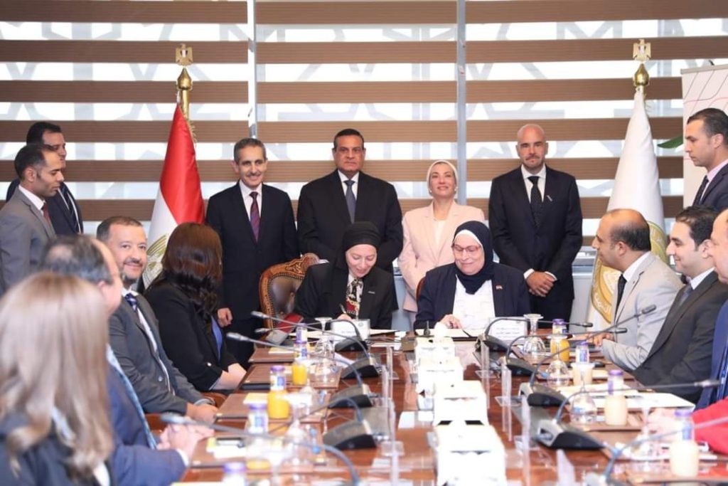 وزيرا التنمية المحلية والبيئة ومحافظ الغربية يشهدون توقيع عقد إدارة وتشغيل مصنع تدوير ومعالجة المخلفات بالمحلة الكبرى