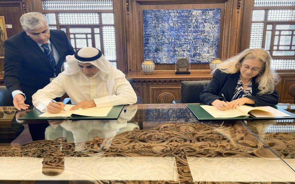 خلال التوقيع للانضمام إلى البرنامج