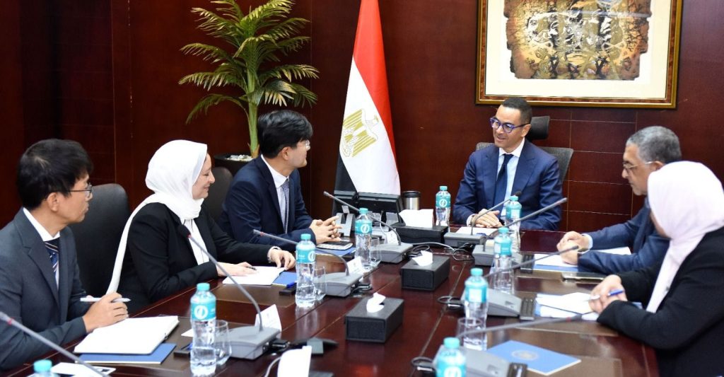 وزير الاستثمار يبحث مع «سامسونج» خططها التوسعية بالسوق المصرية