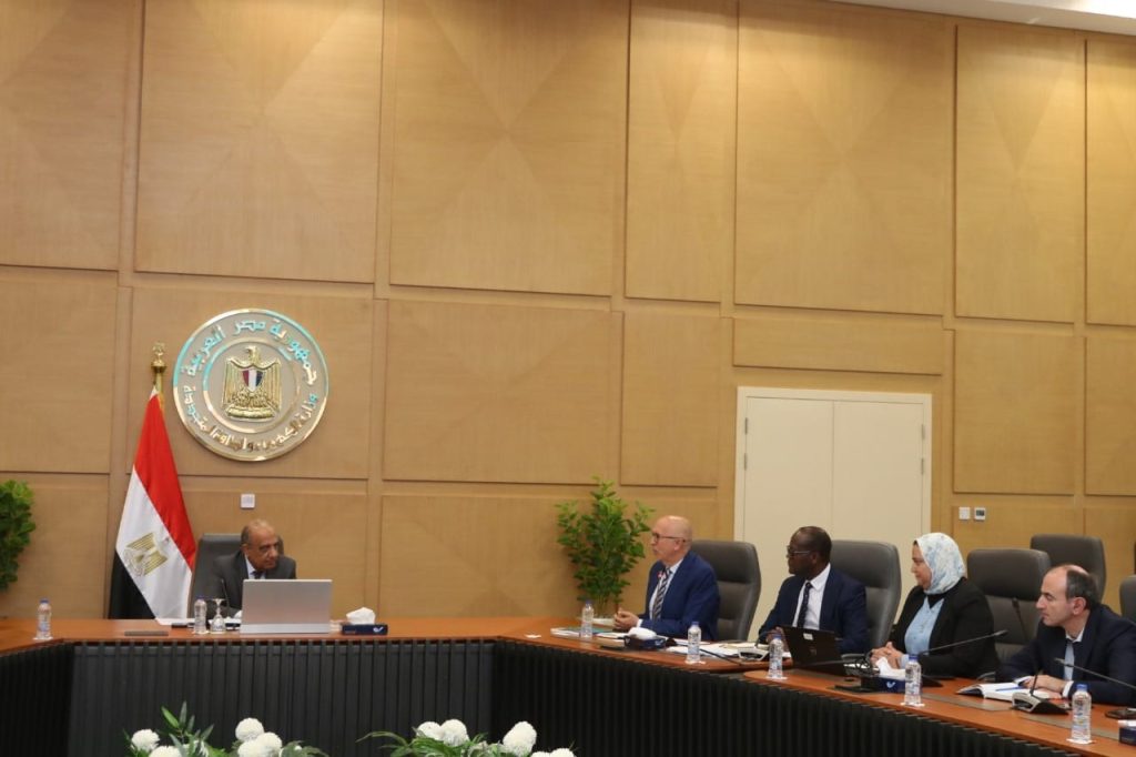 وزير الكهرباء يبحث مع وفد البنك الدولي أوجه الشراكة والتعاون وتنفيذ برامج التنمية بمختلف المجالات