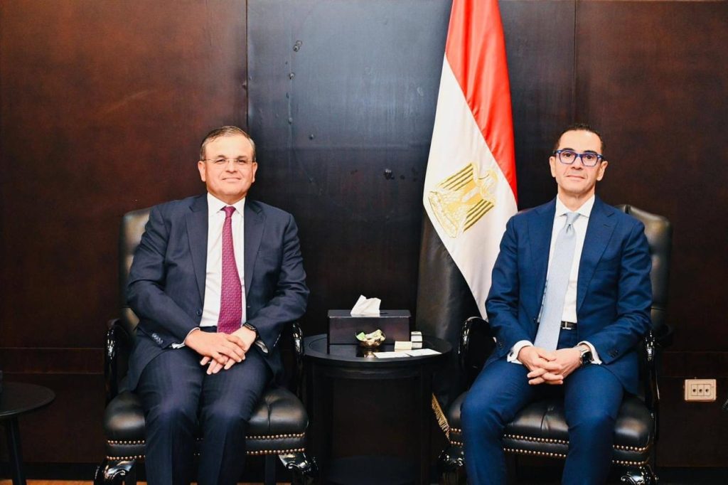 وزير الاستثمار يستعرض مع بنك ستاندرد تشارترد العالمي تمويل المشروعات وخططه بمصر