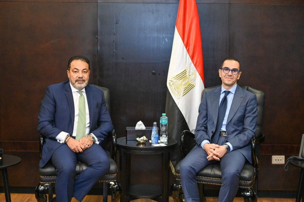 وزير الاستثمار يبحث مع وفد بنك أبوظبي الأول الترويج لفرص الاستثمار في مصر بالأسواق العالمية جانب من اللقاء