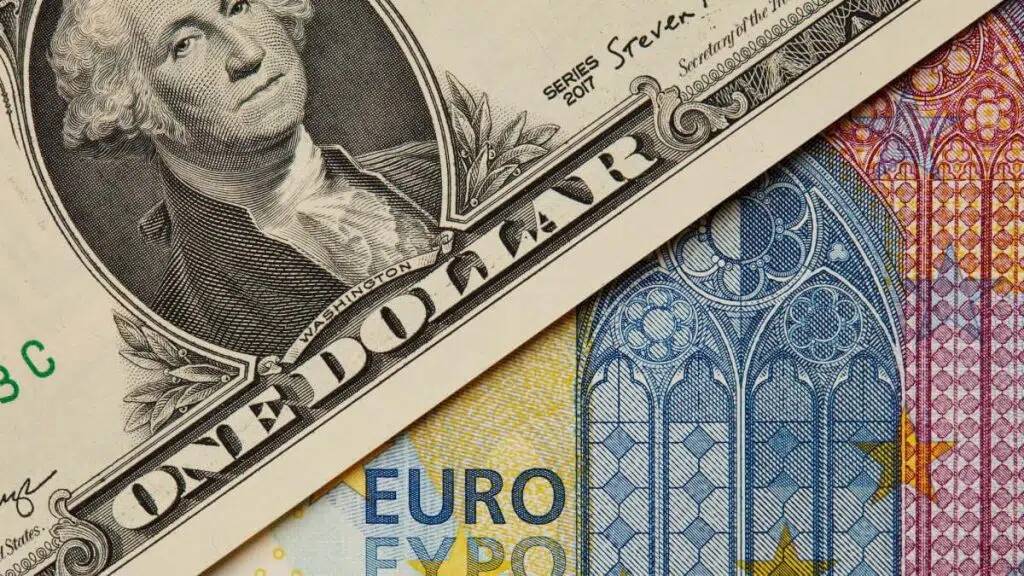 ارتفاع الدولار وتراجع الاسترليني مع تجدد مخاوف الرسوم الجمركية