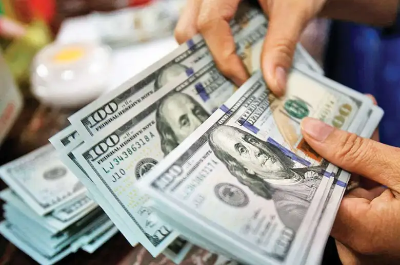 ارتفع سعر الدولار منتصف تعاملات اليوم الاثنين بقيمة بلغت 4 قروش