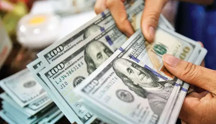 تراجع سعر صرف الدولار مقابل الجنيه المصري بختام تعاملات اليوم الاثنين، بقيمة وصلت إلى 3 قروش