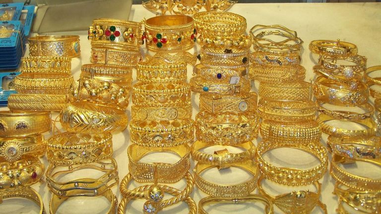 تباينت أسعار الذهب في مصر اليوم الأحد 9 مارس 2025، وزاد سعر البيع حوالي 10 جنيهات