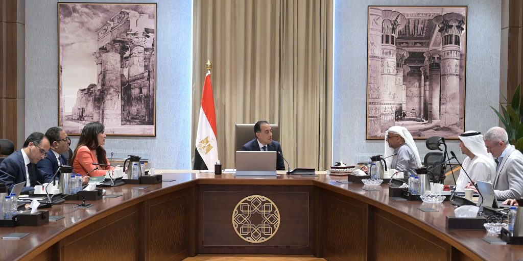 رئيس الوزراء يتابع مستجدات تنفيذ مشروع مدينة رأس الحكمة جانب من الاجتماع