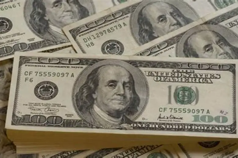 تراجعت أسعار صرف الدولار بقيمة 11 قرشاً مقابل الجنيه المصري في البنوك المصرية