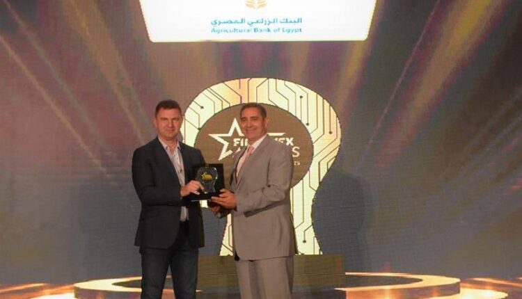 خلال تسلم جائزة التميز في الخدمات المصرفية الأساسية