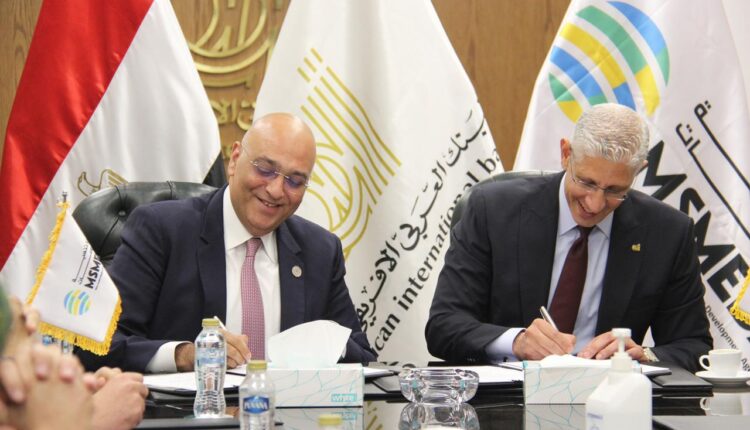 باسل رحمي وتامر وحيد خلال توقيع عقد التمويل