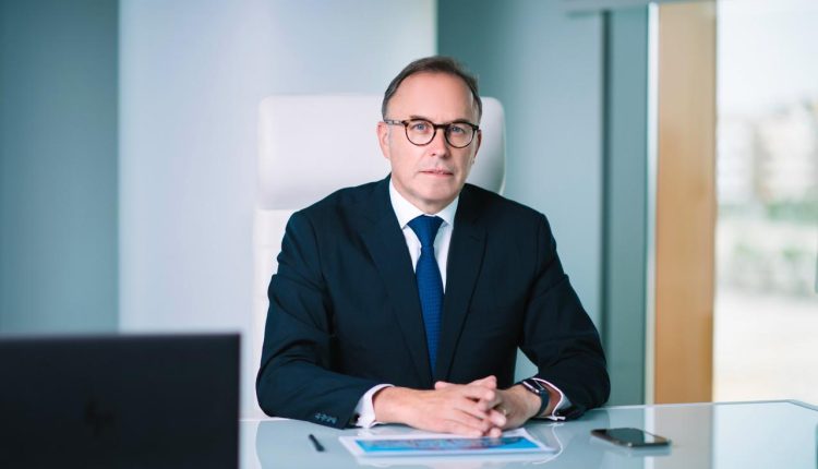 جون بيير ترينيل, عضو مجلس الإدارة المنتدب - تنفيذى لبنك كريدى أجريكول فرنسا