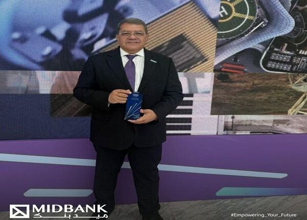 الدكتور عمرو الجارحي، الرئيس التنفيذي والعضو المنتدب لميدبنك يتسلم الجائزة