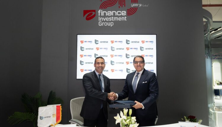 عاكف المغربي، الرئيس التنفيذي والعضو المُنتدب لبنك قناة السويس خلال توقيع بروتوكول التعاون