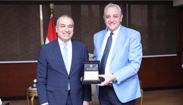 الرئيس التنفيذي للبنك الزراعي يستعرض ومحافظ الغربية مبادرات تمويل القطاع الزراعي