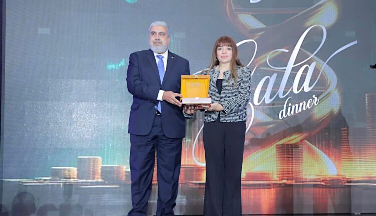دينا ابوطالب رئيس التسويق والتنمية المجتمعية بالبنك الأهلي تتسلم الجائزة