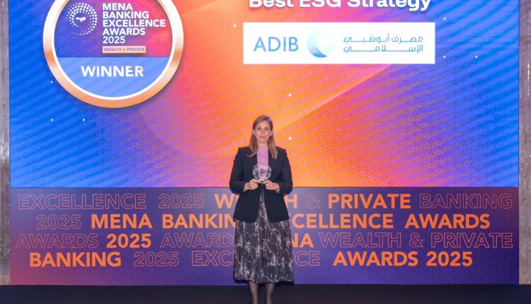 نهال رزق، رئيس قطاع الاستدامة والتمويل المستدام في «مصرف أبوظبي الإسلامي- مصر ADIB-Egypt»، تتسلم الجائزة