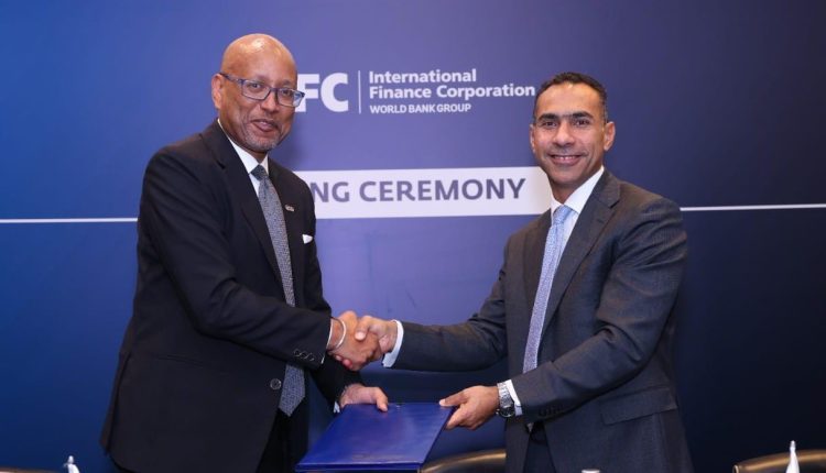 عاكف المغربي الرئيس التنفيذي والعضو المنتدب لبنك قناة السويس خلال توقيع اتفاقية التمويل