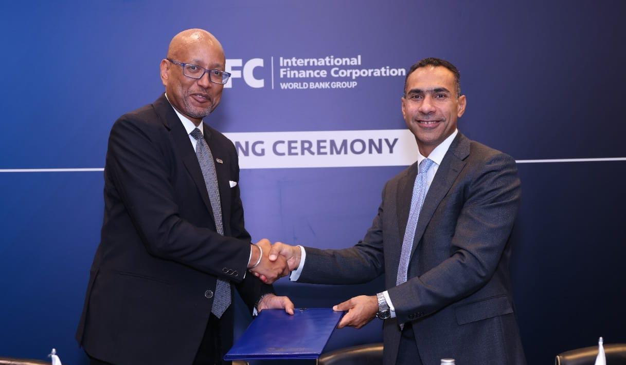 عاكف المغربي الرئيس التنفيذي والعضو المنتدب لبنك قناة السويس خلال توقيع اتفاقية التمويل