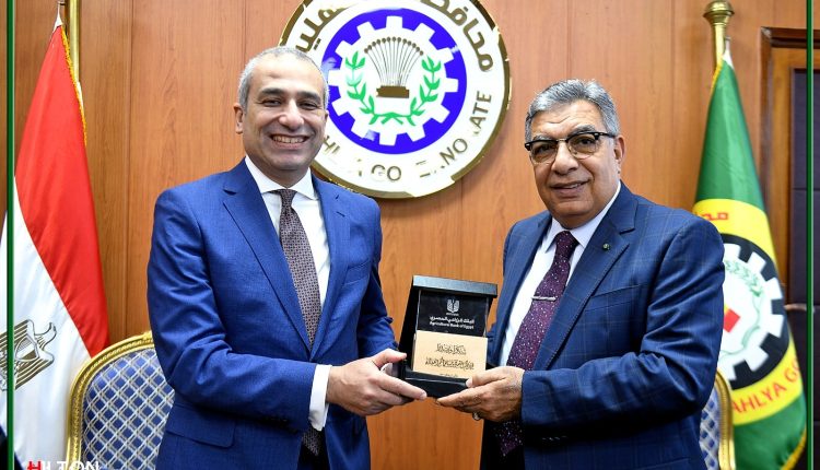 أبو السعود يستعرض ومحافظ الدقهلية مبادرات البنك الزراعي لتمويل صغار المزارعين