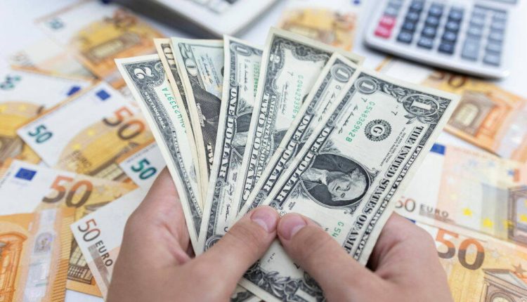 ارتفاع الدولار والإسترليني وتراجع اليورو مع ترقب الإغلاق الأمريكي