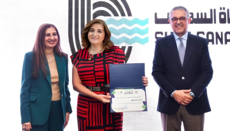 نور الزيني ، رئيس قطاع الشمول المالى والاتصال المؤسسى والمسئولية المجتمعية ببنك قناة السويس تتسلم التكريم