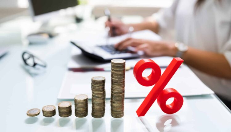 توقعات برفع البنوك المركزية للفائدة في 2026 بعد أكبر عملية خفض خلال 2025