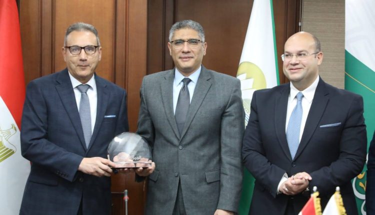 البنك الأهلي المصري يوقع بروتوكول تعاون مع محافظة الجيزة لدعم المستثمرين بالمناطق الصناعية