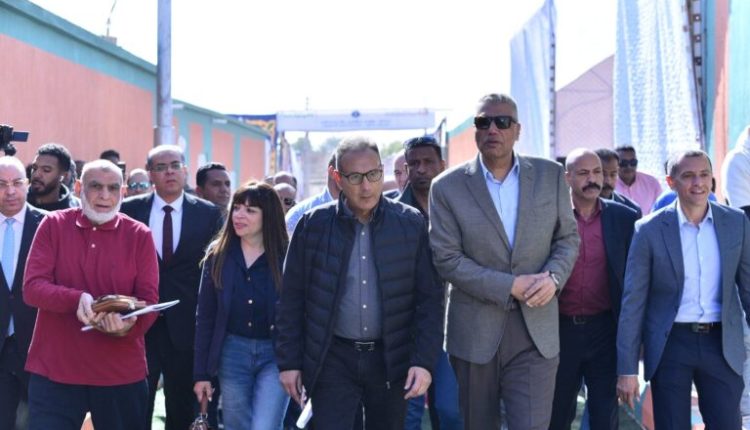 البنك الأهلي يسلم 20 وحدة سكنية و 31 مشروعاً لأهالي قرية بنبان بأسوان