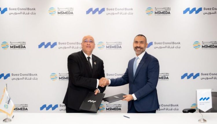 باسل رحمي، الرئيس التنفيذي لجهاز تنمية المشروعات المتوسطة والصغيرة ومتناهية الصغر، وعاكف المغربي، الرئيس التنفيذي والعضو المُنتدب لبنك قناة السويس،خلال التوقيع