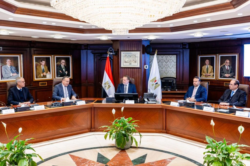 محافظ البنك المركزي يبحث مع وزير التعليم العالي دعم الطلاب المتفوقين بمختلف المحافظات